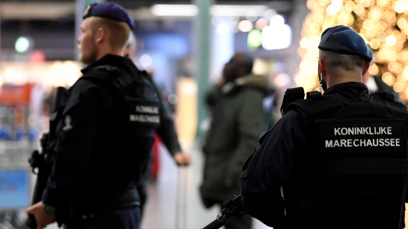 Patrulla de la Policía neerlandesa en el Aeropuerto Schiphol de Ámsterdam. - Reuters