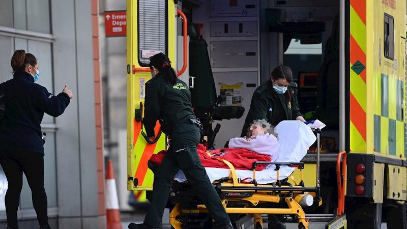 Una paciente es trasladada al Royal London Hospital en Londres.