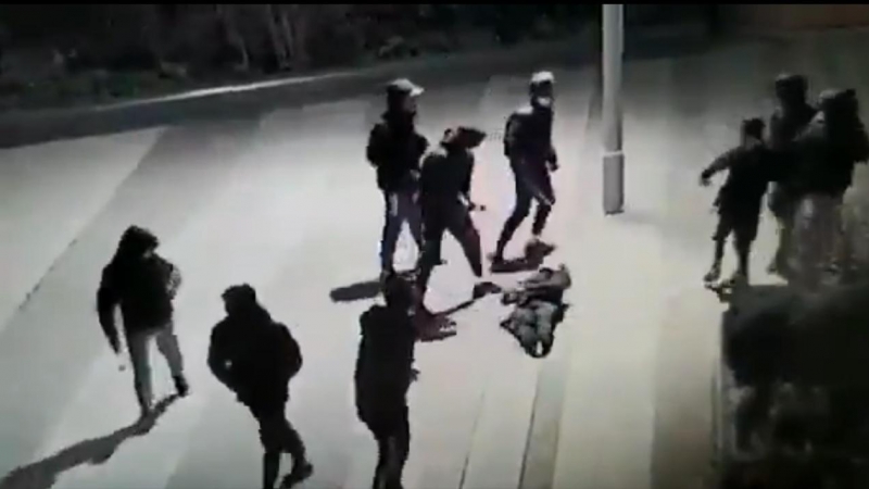 Las imágenes de una cámara de seguridad que capta el momento de la agresión a Yuriy.