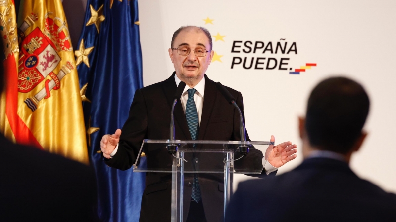 El presidente de Aragón, Javier Lambán, interviene en una rueda de prensa convocada posterior a la reunión con el presidente del Gobierno de España, Pedro Sánchez.