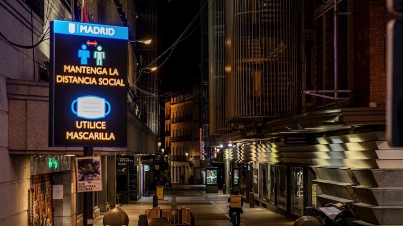 Vista de la madrileña calle del Carmen de noche.