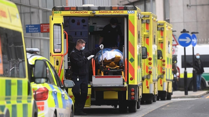 Un paciente de covid en una ambulancia en la puerta del Royal London hospital en Londres.