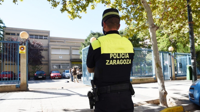 Un agente de la Policía Local de Zaragoza vigila un centro de enseñanza en una imagen de archivo.