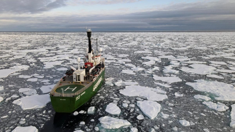 Un barco de Greenpeace patrulla por las aguas del Ártico.