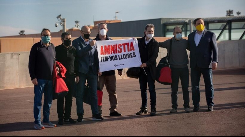 Los presos del procés sostienen una pancarta donde se lee 'Amnistía. Hagámonos libres' a su salida de la cárcel de Lledoners, Barcelona.