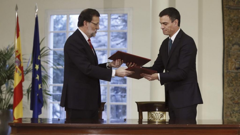 Mariano Rajoy y Pedro Sánchez, en el Palacio de la Moncloa, en la firma del pacto antiyihadista, en febrero de 2015. EFE