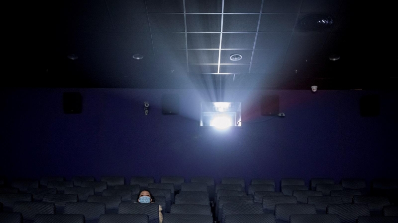 Una espectadora en una sala de cine vacía