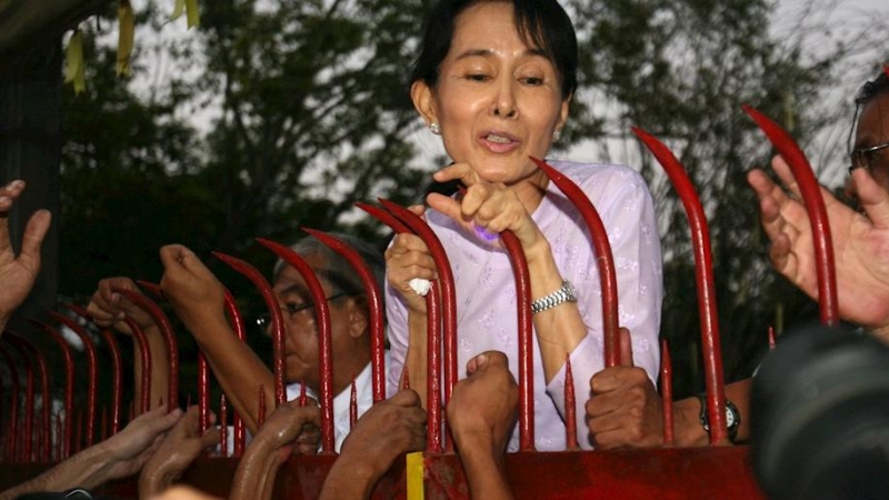 Fotografía de archivo de Aung San Suu Kyi de noviembre de 2010 rodeada de seguidores en la entrada de su domicilio en Rangún.