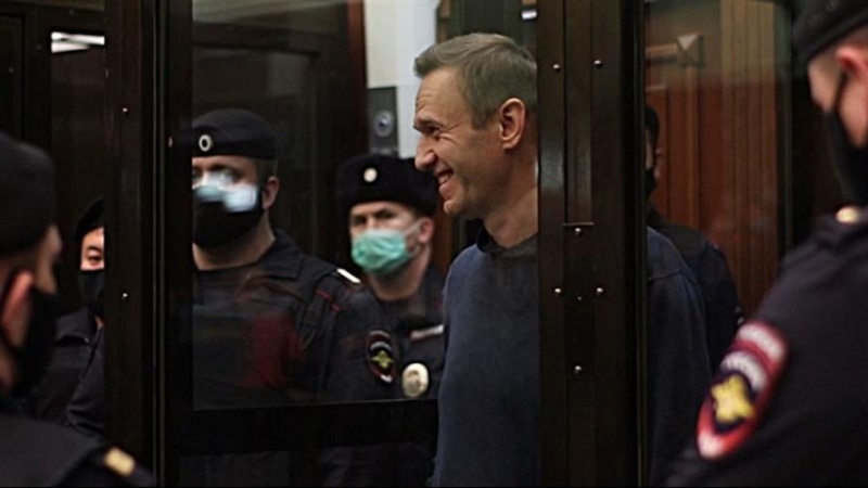 Captura de imagen de TV del líder opositor ruso, Alexéi Navalni (2d), durante el juicio en el que la Justicia rusa le impuso una pena de tres años y medio de prisión, al hacer efectiva una sentencia suspendida de 2014 que fue calificada de arbitraria por