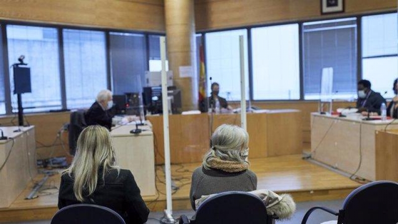 Ascensión D. y su hija, Ana Q, sentadas en el banquillo de los acusados para declarar en el Juzgado de lo Penal número 17 de Madrid.
