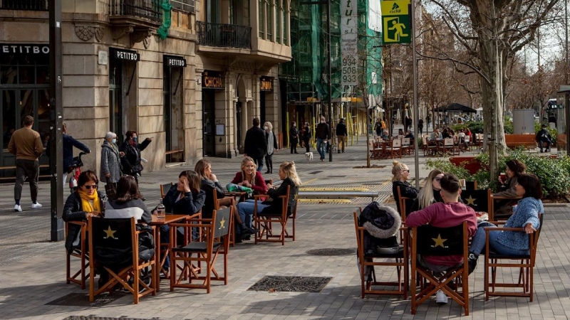 Aspecto de una terraza de un bar en el centro de Barcelona este viernes.