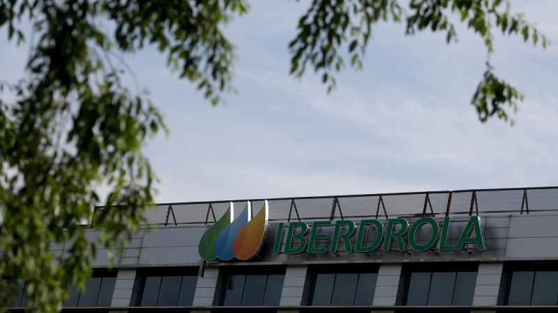 El logo de Iberdrola en su sede en Madrid. REUTERS/Sergio Perez