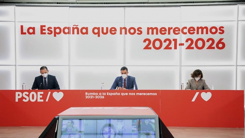 El secretario general del PSOE y presidente del Gobierno, Pedro Sánchez (c) junto con la vicepresidenta del Gobierno, Carmen Calvo (d) y el ministro de Transportes, José Luis Ábalos (i) durante la reunión 'online' de la Permanente de la Ejecutiva Federal