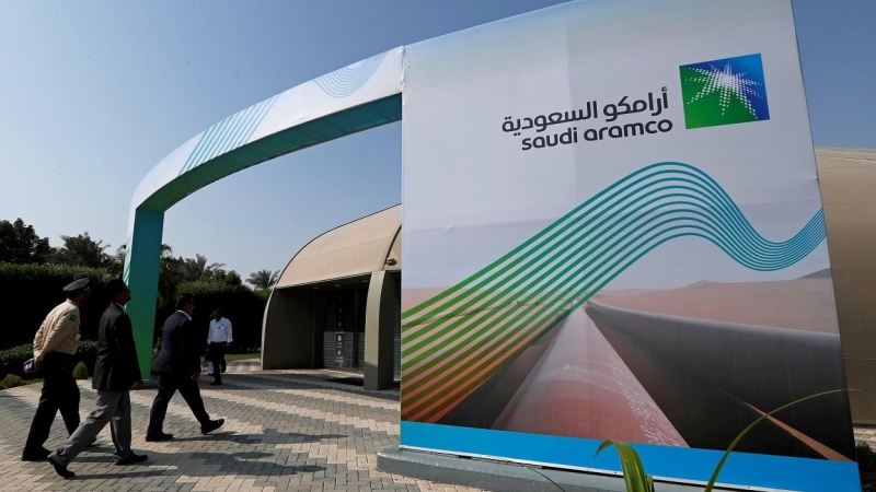 El logo de la petrolera estatal Saudi Aramco, a la entrada del centro de congresos y concención de Dhahran, la capital petrolífera de Arabia Saudí. REUTERS/Hamad I Mohammed