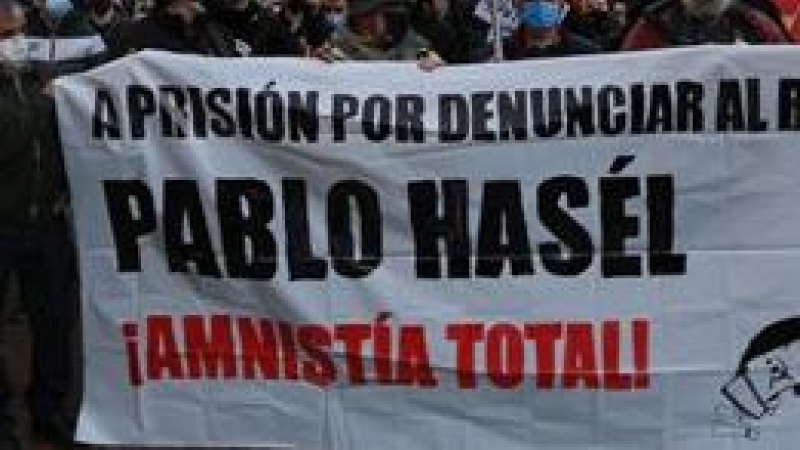 Varias personas participan en una manifestación contra el encarcelamiento del poeta y rapero Pablo Hasel, en Madrid (España), a 6 de febrero de 2021.