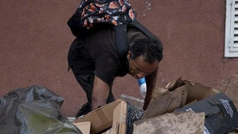 Una persona busca en restos de basura el 8 de febrero de 2021, en Caracas (Venezuela).