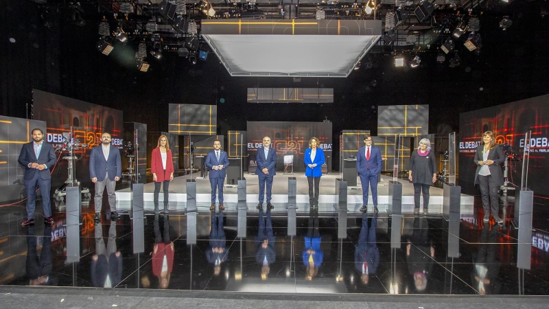 Foto de grup dels nou candidats a la presidència de la Generalitat moments abans de l'inici del debat electoral del 14-F a TV3.