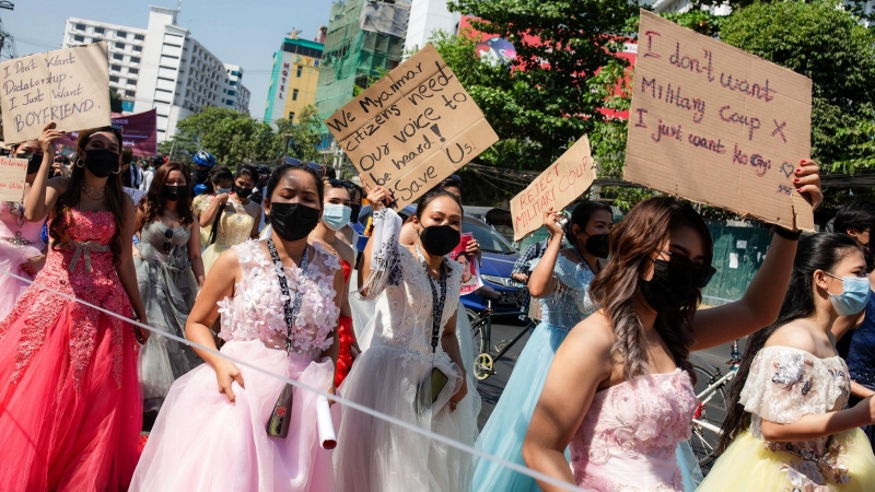 Mujeres vestidas como princesas de Disney participan en una manifestación contra el golpe de estado militar que depuso a la Consejera de Estado de Myanmar de Myanmar, Aung San Suu Kyi.