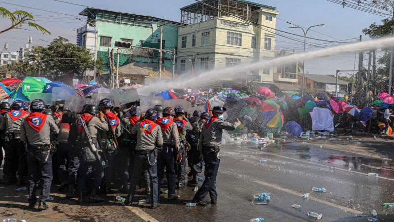 La policía usa un cañón de agua contra los manifestantes que protestan contra el golpe militar y para exigir la liberación de la líder electa Aung San Suu Kyi, en Mandalay, Myanmar, el 9 de febrero de 2021.
