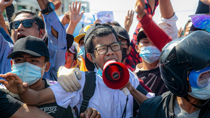 Un manifestante grita consignas a través de un megáfono durante una manifestación contra el golpe de estado militar que depuso a la Consejera de Estado de Myanmar de Myanmar, Aung San Suu Kyi.