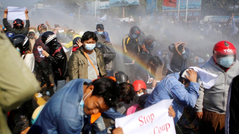 La policía dispara un cañón de agua contra los manifestantes que se manifiestan contra el golpe militar y para exigir la liberación del líder electo Aung San Suu Kyi, en Naypyitaw, Myanmar, el 9 de febrero de 2021.
