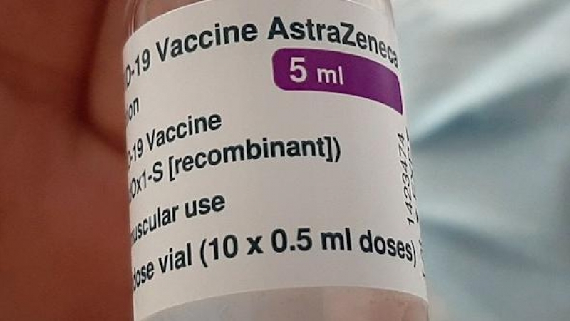 10/02/2021. Una sanitaria sujeta un vial de la vacuna de AstraZeneca en Génova (Italia).