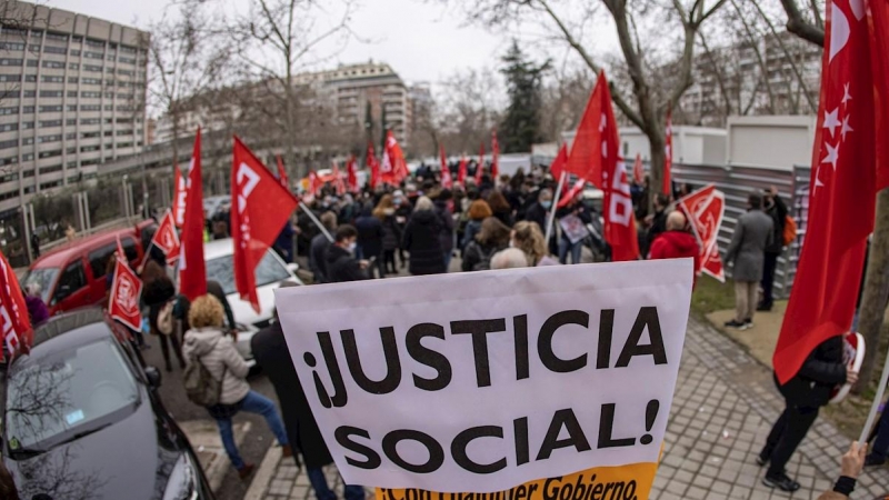 11/02/2021.- Concentración de delegados sindicales convocada por CCOO y UGT bajo el lema 'Ahora sí toca'.