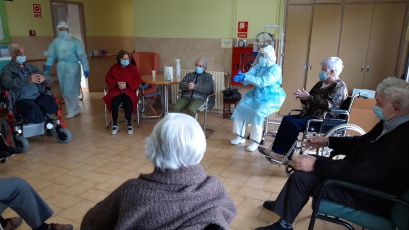 Una activitat en grup a la residència d'avis de Solsona.