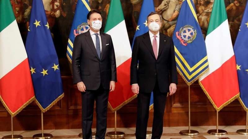 El primer ministro saliente, Giuseppe Conte, junto a su sustituto Mario Draghi.