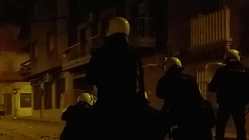 Hasta 13 detenidos y 19 policías heridos por disturbios en Linares