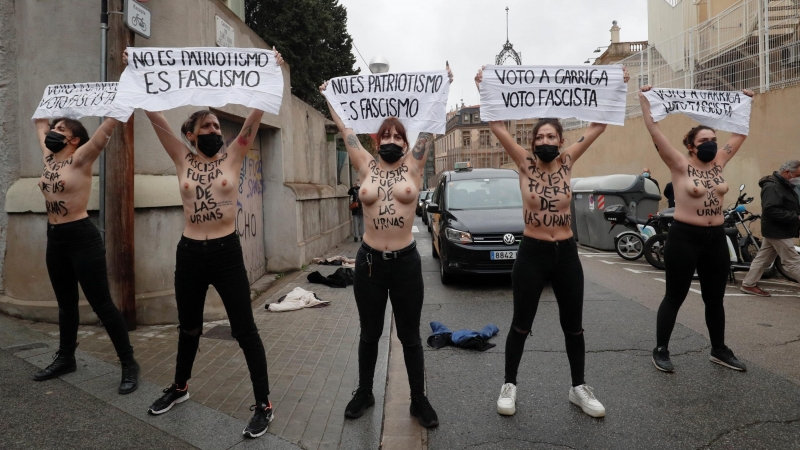 Las activistas de Femen se manifiestan con pancartas. - Reuters
