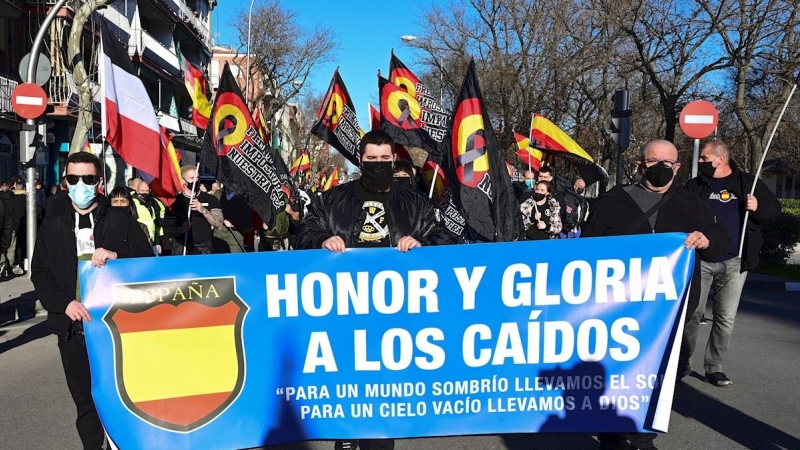 Personas asisten a una marcha neonazi en homenaje a los caídos de la División Azul, este sábado en Ciudad Lineal, Madrid.