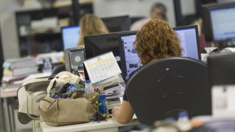 Una mujer trabajando en una oficina.