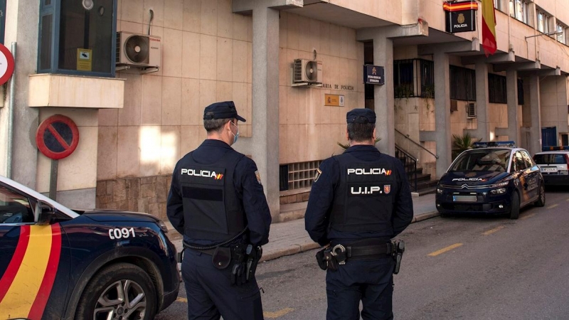 Policías montan guardia a las puertas de la comisaría de Linares, este domingo, un día después de los disturbios registrados que causaron daños materiales muy cuantiosos y que se saldó con 14 detenidos, dos de ellos menores, y 20 policías heridos, en pro