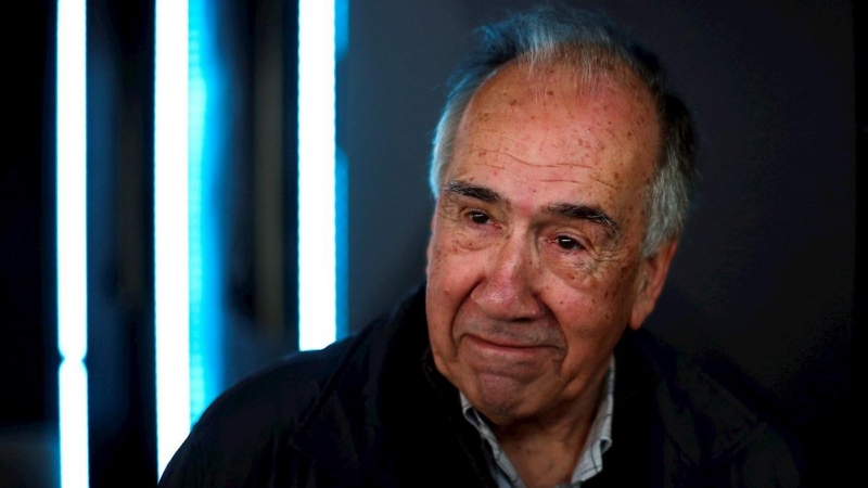 Fotografía de archivo del poeta Joan Margarit después la rueda de prensa ofrecida en Barcelona tras ser galardonado con el Premio Cervantes 2019.