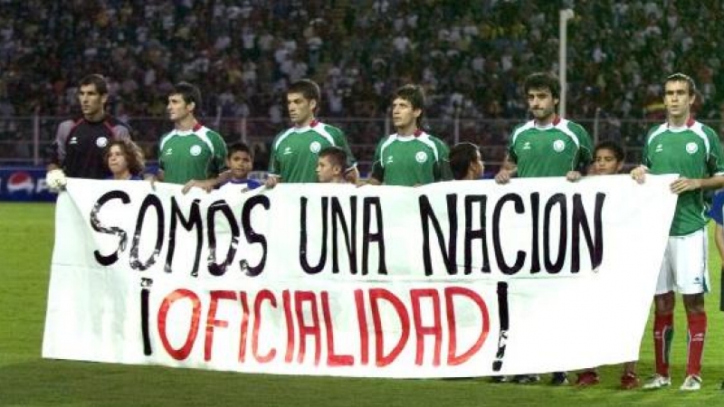 Deportistas vascos se manifiestan con una pancarta para pedir una selección propia.
