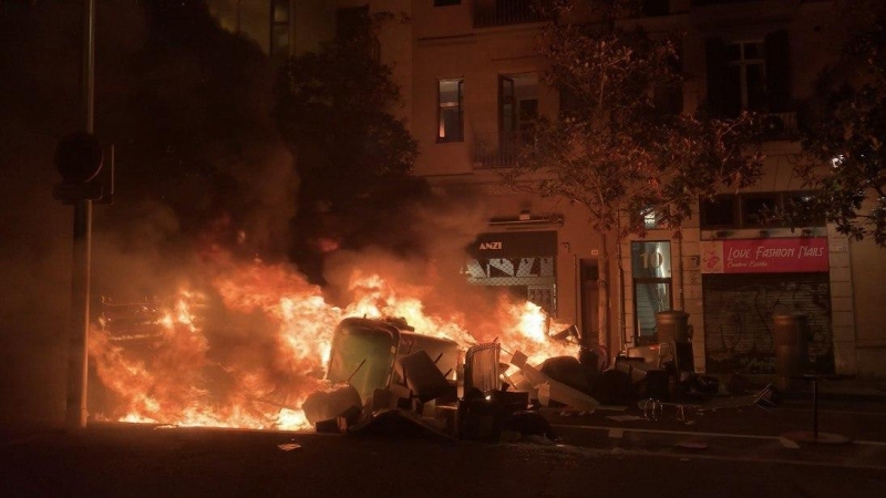 Imagen de contenedores quemados tras la manifestación en contra del encarcelamiento de Pablo Hasél.