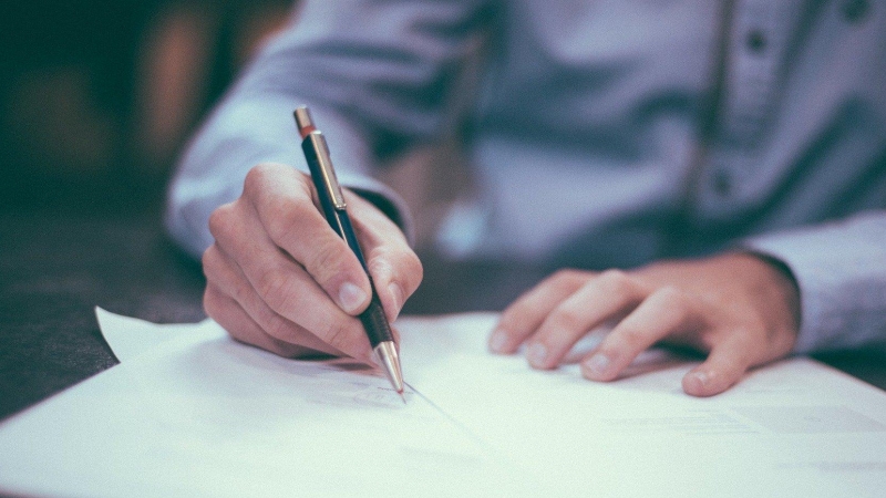 Un trabajador firma un contrato/Pixabay
