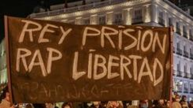 Varias personas sujetan una pancarta en la que se lee: `Rey prisión, Rap Libertad´ durante una manifestación contra el encarcelamiento del rapero y poeta Pablo Hasel.