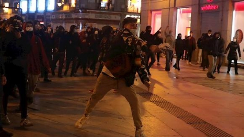 Manifestantes se enfrentan a los agentes de la policía antidisturbios durante una marcha por la detención del rapero Pablo Hasel.