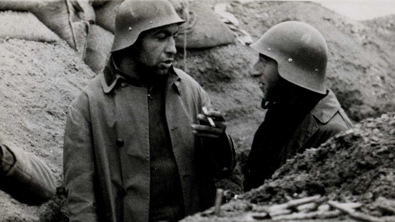 Soldados del ejército franquista fuman en las trincheras durante la guerra civil española.