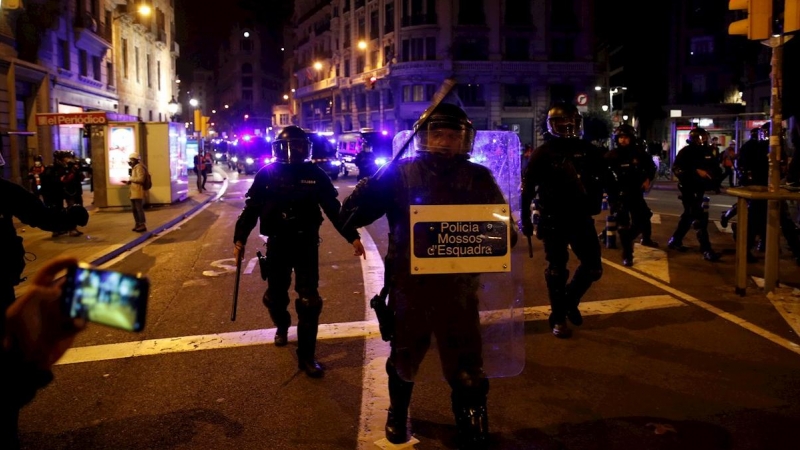 Despliegue de los Mossos D´Esquadra este domingo 21 de febrero en Barcelona.