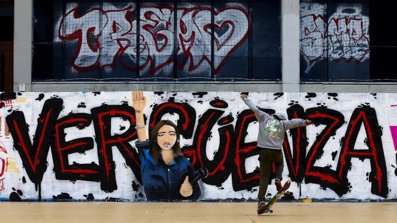 Un grupo de grafiteros se ha concentrado este domingo ante un muro de los Jardines de les Tres Xemeneies de Barcelona para pintarlo en solidaridad con Pablo Hasel y contra la censura