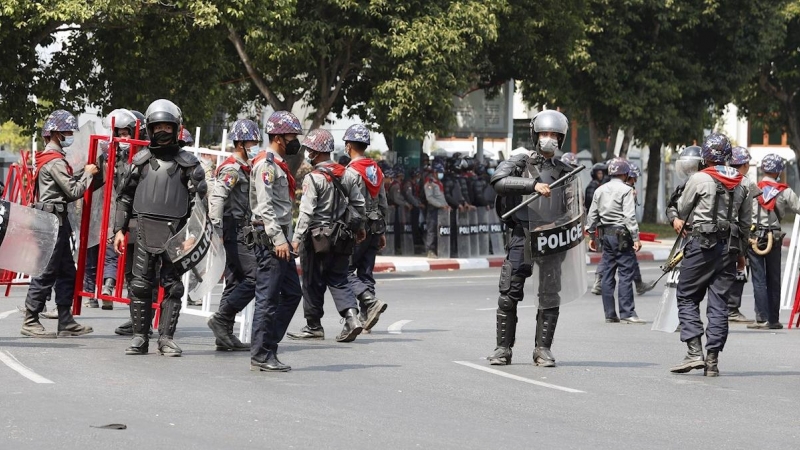 Agentes antidisturbios de la Policía de Myanmar en Rangún.