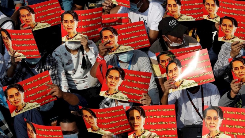 Manifestantes con carteles de Aung San Suu Kyi  durante una protesta en Rangún.