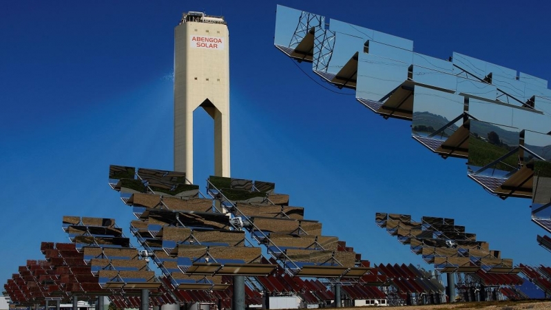 La torres y los paneles solares de la planta Solucar, de Abengoa, en la localidad de Sanlucar la Mayor, cerca de Sevilla. REUTERS/Marcelo del Pozo