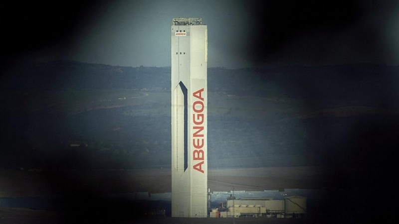El nombre de Abengoa en la torre de su planta solar Solucr, en la localidad de Sanlucar la Mayor, cerca de Sevilla.  AFP