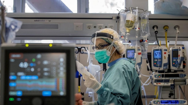 Una profesional sanitaria trabaja en la UCI del Hospital Vall d'Hebron de Barcelona.