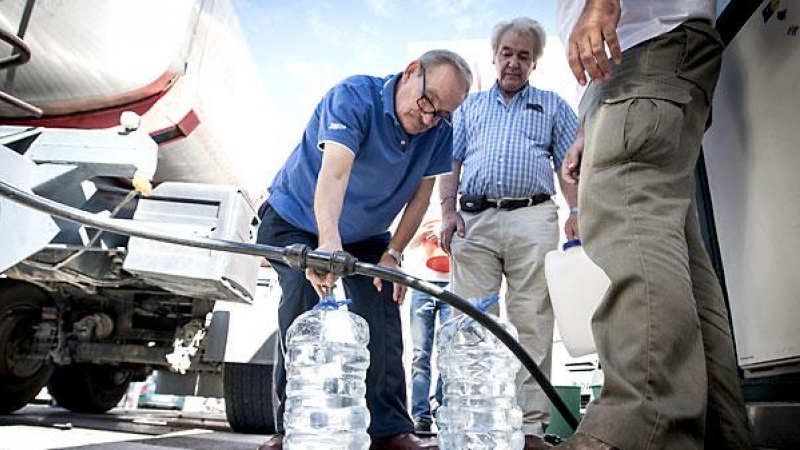 Varios del barrio de Loreto se abastecen de agua de camiones cisterna.