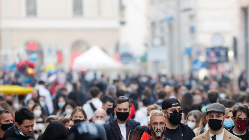 Transeúntes caminan por una calle de Roma